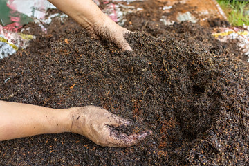 Mixing soil for cultivation by hand