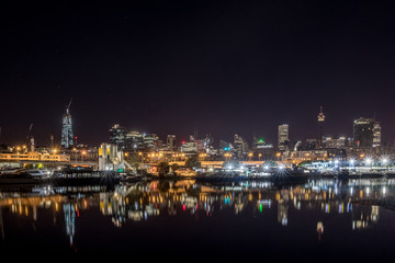 Fototapeta premium cityscape reflecting on water