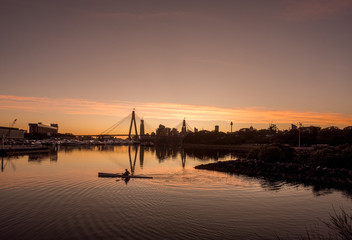 Fototapeta na wymiar kayak at dawn on the bay 