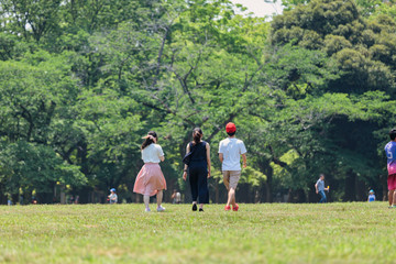 公園を歩く若者たち