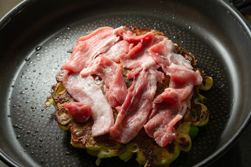 ネギ焼き　家で作る節約料理　焼いた面に豚肉を乗せもう一度焼くとよく火が通る