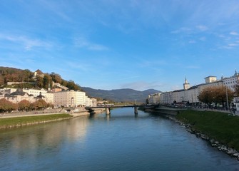 Fototapeta na wymiar View of the river in the city(in Salzburg)