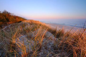 Wydmy na wybrzeżu Morza Bałtyckiego,wschód słońca na plaży w Dźwirzynie,Polska.