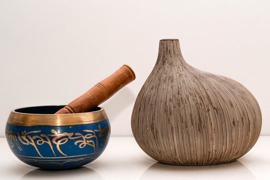 Bol tib&eacute;tain avec pilon et un vase sur fond blanc