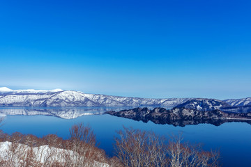 【十和田湖】紫明亭から眺める八甲田連峰を映す十和田湖の水鏡