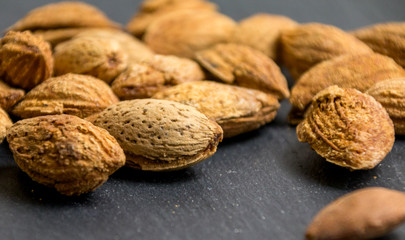 amandes non pelées sur la table noir	