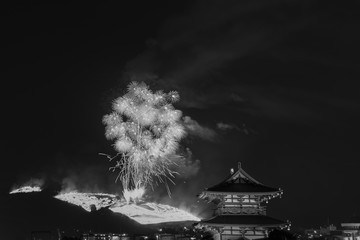 【セピア】朱雀門から鑑賞する若草山焼きと花火