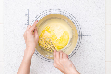 Obraz na płótnie Canvas 自宅でお菓子作り　スイートポテトマフィンを作る工程　5-マフィン生地を作る、溶かしバターを加え混ぜる