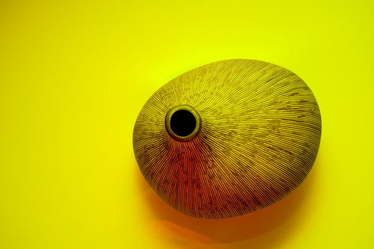 Vase design vu de dessus color&eacute; jaune ou mauve sur fond blanc