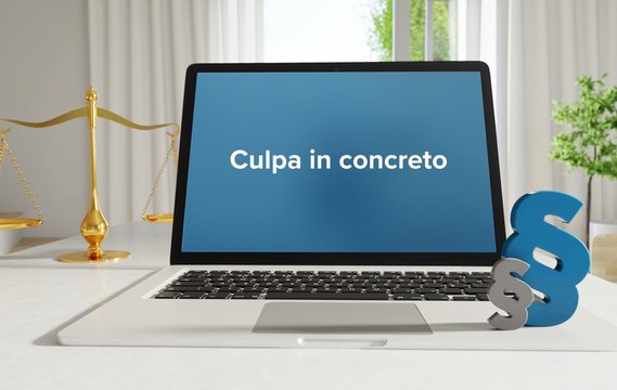 Culpa in concreto &ndash; Recht, Gesetz, Internet. Laptop im B&uuml;ro mit Begriff auf dem Monitor. Paragraf und Waage.