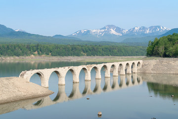 北海道糠平タウシュベツ陸橋と快晴の景色