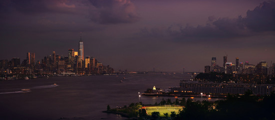 Naklejka premium Upper Manhattan Skyline and New Jersey city from NewJersey