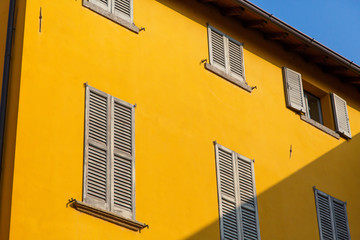 Fototapeta na wymiar Traditional old yellow house in Italy