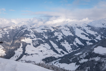 Fototapeta na wymiar Panoramica delle montagne di Alpbachtal, Sud Tirolo Austria