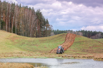 wiosenna orka na polach Warmii w północno-wschodniej Polsce © Janusz Lipiński