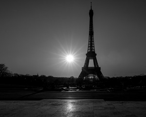 La tour Eiffel au lever du soleil vue du trocadero éditer en noir et blanc