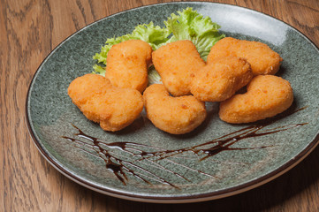 seven nuggets lie on a plate