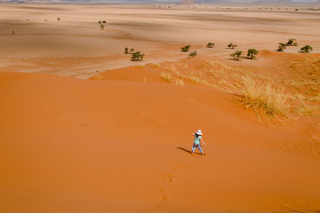 Fototapeta na wymiar Kind auf Sanddüne, Namibia 