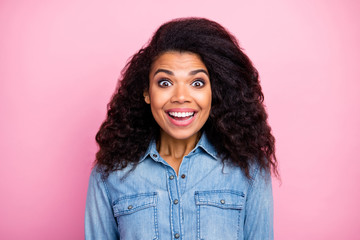Close up photo of amazed funky afro american girl listen hear unbelievable news scream wear casual style outfit isolated over pastel color background