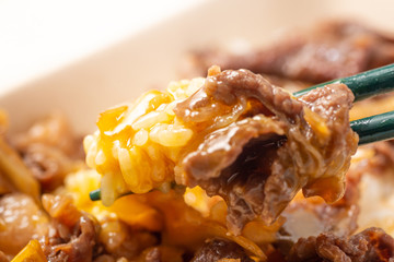 牛丼のテイクアウトイメージ(持ち上げ,横位置)