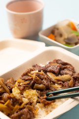 牛丼のテイクアウトイメージ(縦位置)