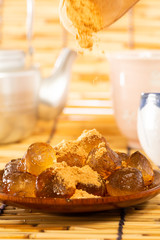 夏の雰囲気のわらび餅にきな粉をかける