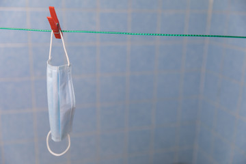 Benutzte Mund-Nasen-Schutz Maske zum trocknen aufgehängt, Wäscheleine
