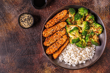Fried tempeh with rice and broccoli.