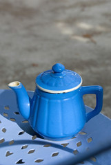 Alte, blaue Kaffeekanne aus Keramik, vintage