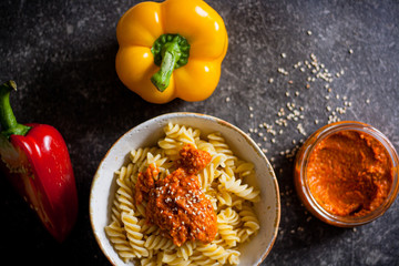 Fusilli-Nudeln mit orangem Paprika-Sesam-Pesto
