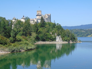 zamek w Niedzicy nad Jeziorem Czorsztyńskim w Pieninach