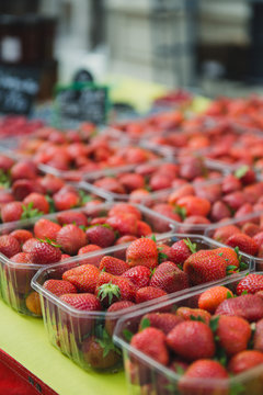 Barquettes de fraises sur un étal du marché de Périgueux en Dordogne, France