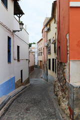 Fototapeta na wymiar on the empty cosy narrow street in the medieval old town of sagunto, Spain