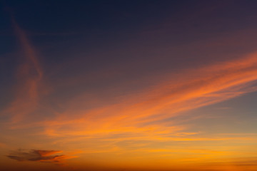 Fototapeta premium Wielobarwne chmury w następstwie zachodzącego słońca.