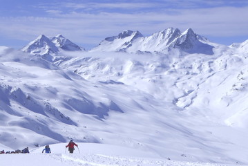 Bivio, Skitour Roccabella, aufsteigende Tourengruppe gegen Piz Duan, Piz Mäder, Piz Turba und Piz Forcellina. © Reinhold Einsiedler