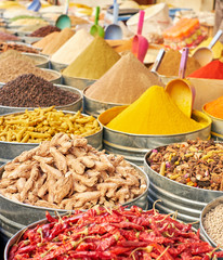 cúrcuma y otras especias en el mercado