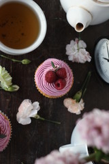 Fototapeta na wymiar cupcakes and flowers