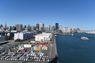 ２０２０年の東京の風景　東京湾の港湾施設の風景