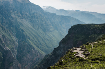 Mirador de la cruz del condor en El Valle del Colca en Peru con las montañas al fondo
