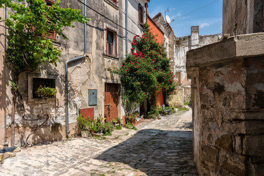 Fototapeta A narrow streets of the picturesque village Buje, Istria, Croatia