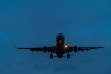 Landendes Flugzeug bei Nacht 