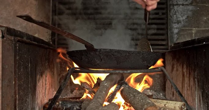 
Sart&eacute;n antigua sobre fuego de le&ntilde;a tradicional