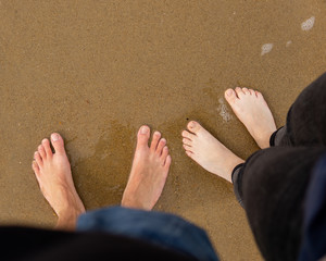 Füße im Sand - 344180680
