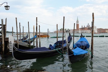 Fototapeta na wymiar Gondole con San Marco come sfondo, Venezia