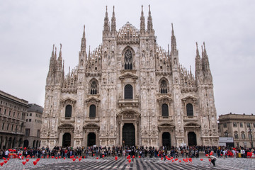Catedral de Duomo en Mil&aacute;n, Italia con globos rojos en el suelo