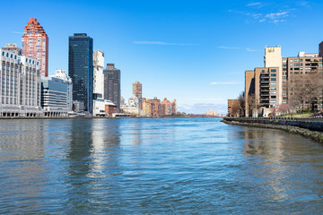 Obraz premium The East River between Roosevelt Island and the Upper East Side in New York City