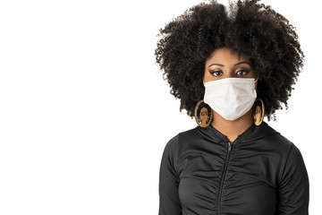jovem  mulher afro  usa máscara de proteção facial isolado em fundo branco