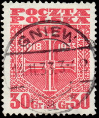 Gniew. Kasownik pocztowy (1933) odbity na znaczku wydanym z okazji 15-lecia Niepodległości (Krzyż Niepodległości).