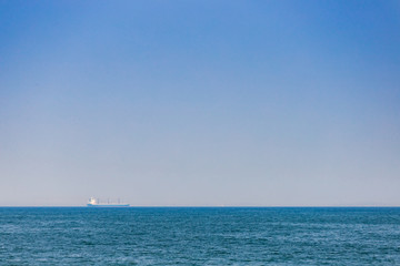 Fototapeta premium 海面に航行中の船