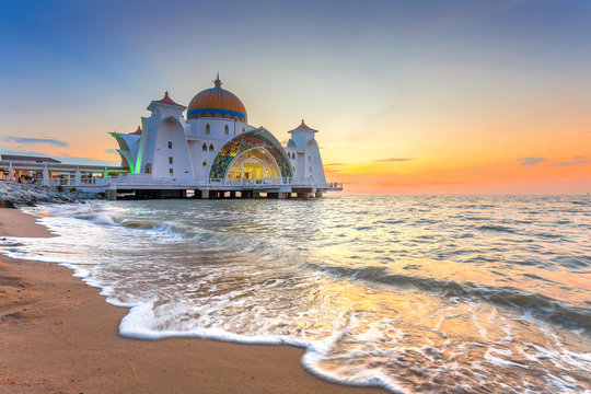 Malacca Straits Mosque ( Masjid Selat Melaka), It is a mosque located on the man-made Malacca Island near Malacca Town, Malaysia.